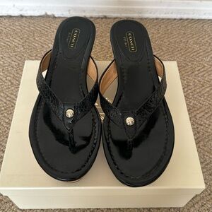 Women’s wedged thong sandal